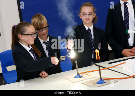 Vue générale d'une classe de sciences ayant lieu dans une école à Bognor Regis, West Sussex, UK. Banque D'Images