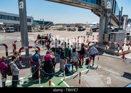 Les passagers prêts à bord d'un Boeing 737 sur un vol Ryanair à l'aéroport de East Midlands Banque D'Images