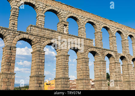 Segovia, Ségovie, Province de Castille et León, Espagne. L'aqueduc romain sur la Plaza del Azoguejo qui date de la 1ère ou 2ème ANNONCE de siècle. L'ancien remorquer Banque D'Images