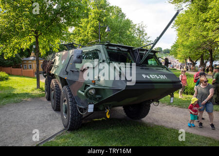 Six militaires finlandais-wheeled armoured personnel carrier, Sisu XA-185 Banque D'Images