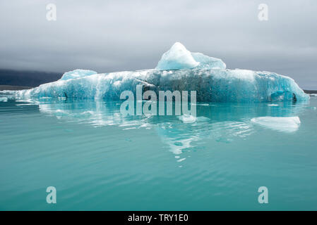 La fonte des icebergs en raison du réchauffement planétaire et du changement climatique en flottant Jokulsarlon glacial lagoon. Parc national du Vatnajökull, Islande Banque D'Images