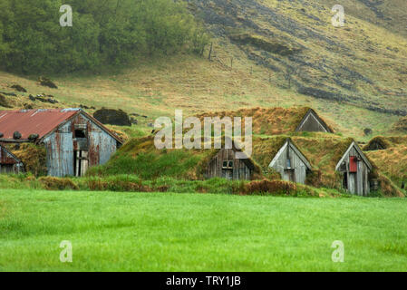 Historique maison gazon abandonnées dans les bâtiments agricoles, de l'Islande Nupsstadur Banque D'Images