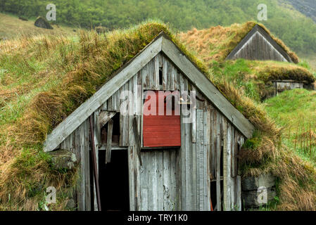 Historique maison gazon abandonnées dans les bâtiments agricoles, de l'Islande Nupsstadur Banque D'Images