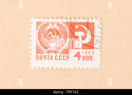 CCCP - VERS 1966 : timbre imprimé dans le CCCP montre le symbole de la CCCP, vers 1966 Banque D'Images