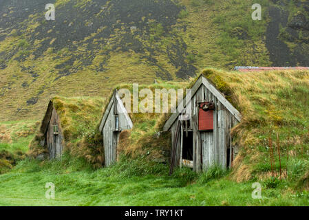 Historique maison gazon abandonnées dans les bâtiments agricoles, de l'Islande Nupsstadur Banque D'Images