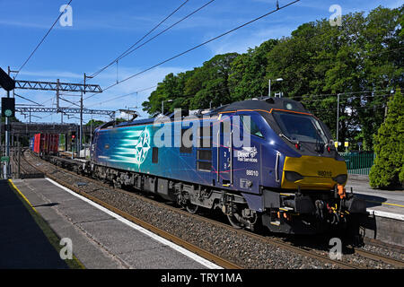 Classe 88 Services ferroviaire direct No88010 locomotive 'Aurora' transportant les marchandises diverses sur la ligne principale de la côte ouest. Oxenholme, Cumbria, England, United Kingd Banque D'Images