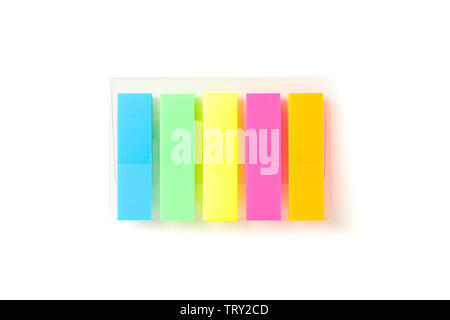 Autocollants de couleur dans un emballage transparent isolé sur fond blanc Banque D'Images