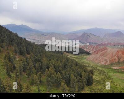 La vue en vol des montagnes Qilian. Banque D'Images