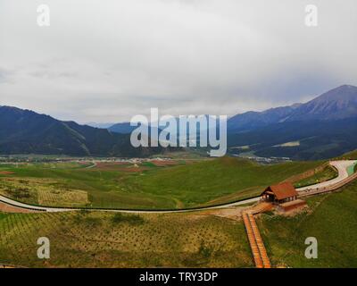 Le Qinghai, Chine, 14, juin, 2018. La vue en vol des montagnes Qilian. Qui est situé dans le comté de Qilian, Qionghai, Chine. Banque D'Images