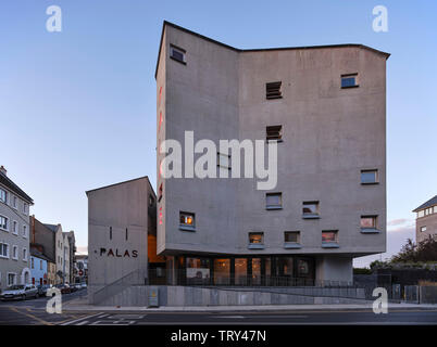 Crépuscule sur la fonte la façade en béton encastrés avec des fenêtres carrées. Pálás Cinéma, Galway, Irlande. Architecte : dePaor, 2017. Banque D'Images