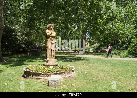 Statue en terre cuite de l'Euterpe Muse de la musique instrumentale, à St George's Garden's, Camden, London, UK Banque D'Images