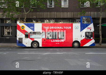 Un Original tour bus à impériale stationnée sur Southampton Row, Camden, London, UK Banque D'Images