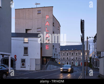 Crépuscule d'ouest d'altitude. Pálás Cinéma, Galway, Irlande. Architecte : dePaor, 2017. Banque D'Images