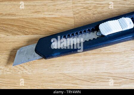 Couteau à découper avec une lame à snap escamotable Banque D'Images