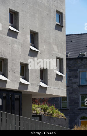 Façade en béton moulé en creux avec des fenêtres carrées. Pálás Cinéma, Galway, Irlande. Architecte : dePaor, 2017. Banque D'Images