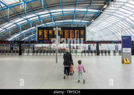 Une mère et son enfant en attente d'un train à l'ancien terminal Eurostar Waterloo International, maintenant rouverte à Network Rail de train Banque D'Images