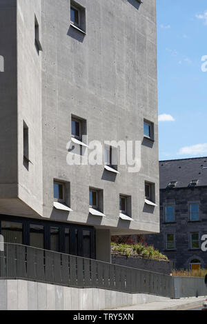 Façade en béton moulé en creux avec des fenêtres carrées et de rampe d'entrée. Pálás Cinéma, Galway, Irlande. Architecte : dePaor, 2017. Banque D'Images