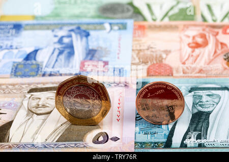 Dinar jordanien de pièces sur l'arrière-plan des billets Banque D'Images