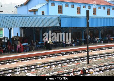 Passagers attendant le train à Udhagamandalam (Ooty) gare, Tamil Nadu, Inde Banque D'Images