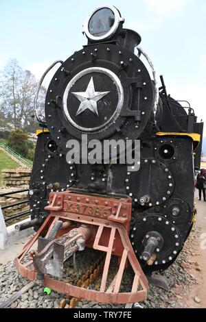 Nilgiri Mountain Railway. Vieille locomotive à vapeur sur socle en face de la plate-forme à Ooty, Tamil Nadu, Inde. Banque D'Images