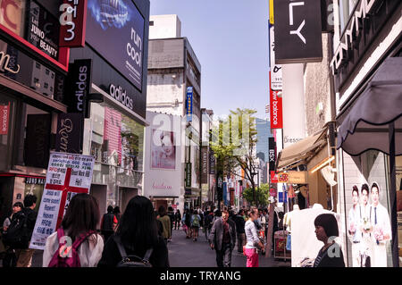 Street View de Myeongdong, est surtout une zone commerciale, d'être l'un des principaux quartiers de Séoul, parcours tourisme et districts. Banque D'Images