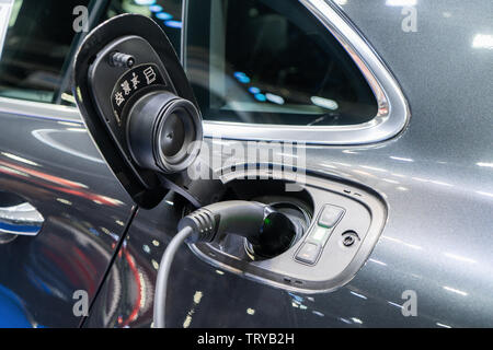 Connectez l'alimentation de véhicule électrique pour charge à la batterie. La technologie de charge de transport de l'industrie qui sont le futuriste de l'automobile. Banque D'Images