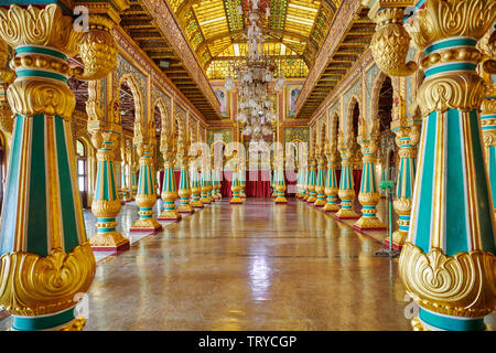 Les colonnes colorées en privé Durbar Hall, de l'intérieur tourné de Mysore Palace ou ambavilas palace, Mysore, Hassan, Karnataka, Inde Banque D'Images