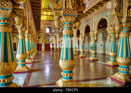 Les colonnes colorées en privé Durbar Hall, de l'intérieur tourné de Mysore Palace ou ambavilas palace, Mysore, Hassan, Karnataka, Inde Banque D'Images
