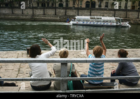 PARIS, FRANCE - 24 juillet 2011 : suppression de la famille à un navire touristique typique "Bateau-mouche" Croisière sur Seine, près de l'Ile de la Cite. Les bateaux mouc Banque D'Images