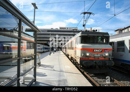 MARSEILLE, FRANCE - 29 octobre 2006 : Passager TER Train régional à la gare de Marseille Saint-Charles, appartenant à l'entreprise SNCF vu à l'avant. Banque D'Images