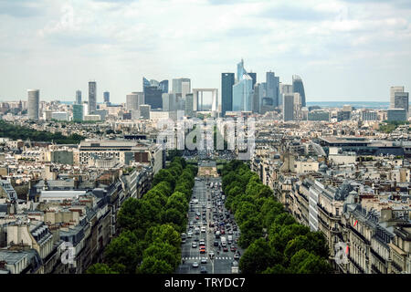 PARIS, FRANCE - 11 juillet 2011 : quartier des affaires de la Défense, avec son arche (Grande Arche) et gratte-ciel vu de l'axe historique, avec l'Avenue Banque D'Images