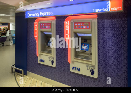 Travelex,service,argent,échanger,de,ATM,pauvres,taux de change de l'aéroport, l'aéroport de Manchester, Manchester,nord,France,Bretagne,EN,FR,UK,l'Europe, Banque D'Images