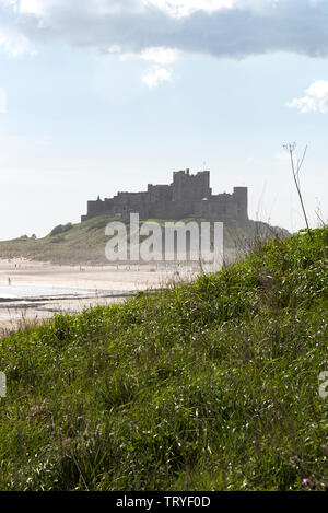 Le magnifique site du château de Bamburgh avec Beach et North Sea Waves Northumberland Angleterre Royaume-Uni Banque D'Images