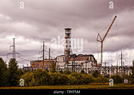 Tchernobyl, Pripryat en Ukraine. Ce réacteur est 4, le réacteur qui a pris feu et provoqué l'accident nucléaire de Tchernobyl qui a fait un nom de ménage, et finalement causé la chute du Mur de Berlin. Elle est située sur la rivière Pripryat, qui a été utilisé pour refroidir le cœur. C'est l'un des six réacteurs toutes proches. La centrale nucléaire de Tchernobyl est dans le nord de l'Ukraine, tout près de la frontière avec la Biélorussie. Elle-même de Tchernobyl a été dépassé en taille et en importance par la nouvelle ville atomique de Pripryat, juste un couple de Kilomteres de ce réacteur. Banque D'Images