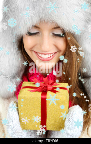 Beautiful smiling girl in hat with Christmas Gift close up Banque D'Images