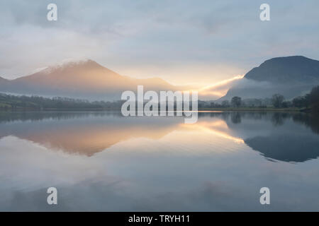 Lever du soleil sur un domaine peu connu, Loweswater Lake est le Lake District, en Angleterre Banque D'Images
