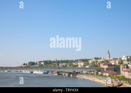 Vue de la banque du fleuve Sava à Belgrade. Une église cathédrale orthodoxe peut être vu sur la droite, la forteresse de Kalemegdan sur l'arrière-plan, et plus brankov br Banque D'Images