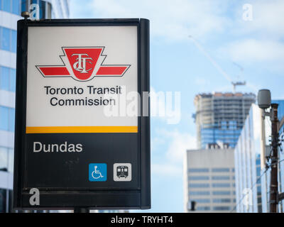 TORONTO, CANADA - LE 14 NOVEMBRE 2018 : TTC logo sur l'entrée de la station de métro Dundas au centre-ville de Toronto, Ontario. Toronto Transit Commission est la Banque D'Images