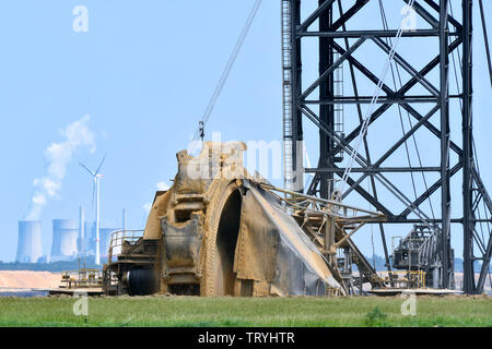 Roue-pelle godet, éoliennes et des centrales au charbon brun Garzweiler les mines à ciel ouvert dans la zone d'extraction de lignite rhénan. Banque D'Images