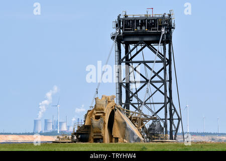 Roue-pelle godet, éoliennes et des centrales au charbon brun Garzweiler les mines à ciel ouvert dans la zone d'extraction de lignite rhénan. Banque D'Images