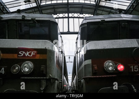 PARIS, FRANCE - 19 août 2006 : deux trains prêt pour le départ à Paris Gare de l'Est, avec le logo de la SNCF vu à l'avant. Ce train Banque D'Images