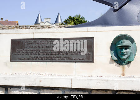 Monument à la mémoire du Major Allan Beckett concepteur du flopating road des moyens pour les ports artificiels. Banque D'Images