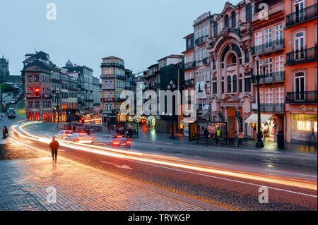 Nuit vue sur la ville de Porto avec feux de circulation floue prise avec vitesse d'obturation lente Banque D'Images