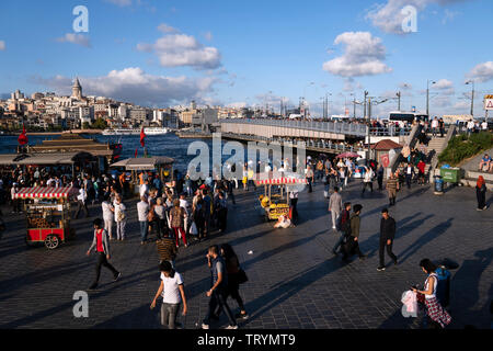 Istanbul, Turquie - 20 septembre 2018:une petite place près du pont de Galata. Il y a des vendeurs d'aliments de rue, un groupe de touristes et de nombreux Turcs. Banque D'Images