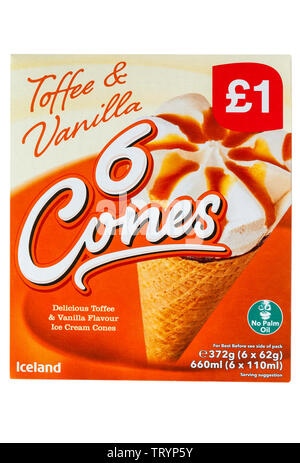 Fort de l'Islande le caramel et vanille 6 délicieux cornets vanille & caramel ice cream cones isolé sur fond blanc Banque D'Images