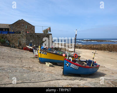 Des bateaux de pêche très colorés sont transportés jusqu'au quai de Sennen Cove, en Cornouailles, en Angleterre Banque D'Images