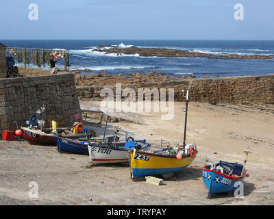 Bateaux hissé sur le quai à Sennen Cove, Cornwall, Angleterre Banque D'Images