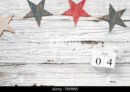Quatrième de juillet. Étoile en bois et bois avec blocs de calendrier la date le 4 juillet pour marquer le Jour de l'indépendance de l'Amérique. . Banque D'Images