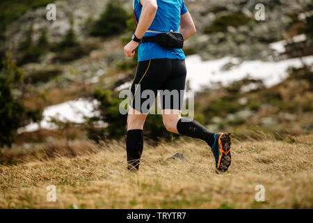 Homme en noir des chaussettes de compression runner run trail marathon de montagne Banque D'Images