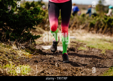 Les jambes des femmes dans des chaussettes de compression runner run piste sale Banque D'Images